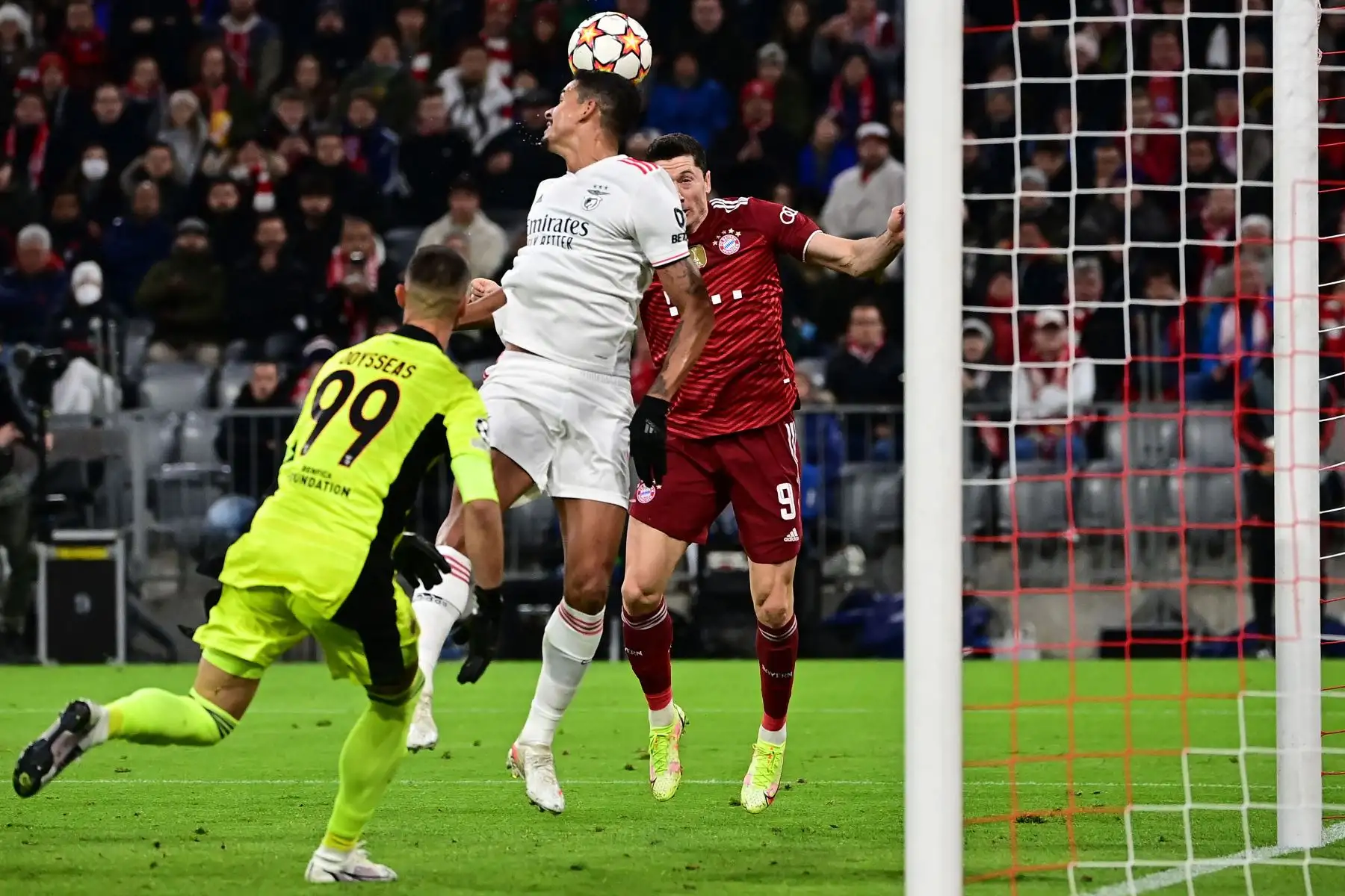 El delantero polaco del Bayern Munich Robert Lewandowski anota el gol de apertura durante el partido de fútbol del grupo E de la Liga de Campeones de la UEFA Bayern Munich v Benfica Lisboa.
Foto: AFP