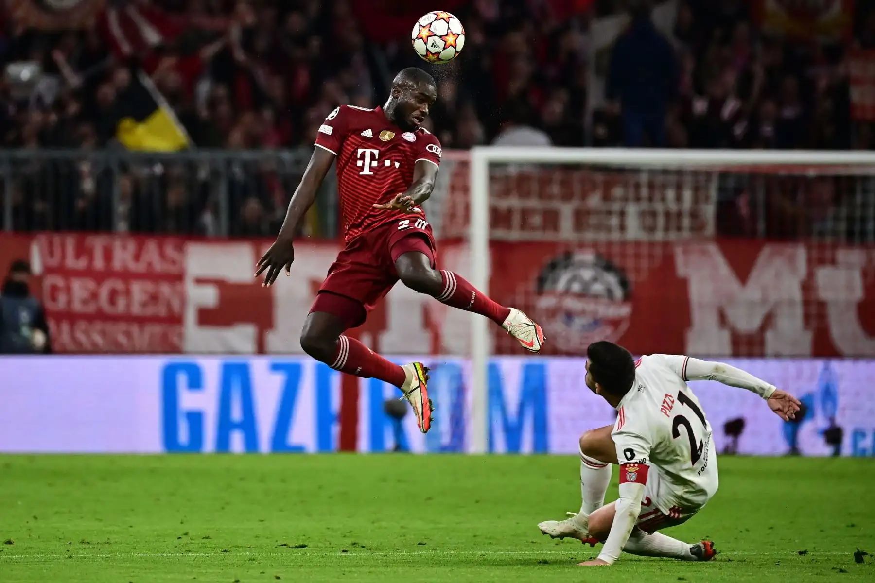 El defensa francés del Bayern de Múnich, Tanguy Nianzou, cabecea el balón sobre el centrocampista portugués del Benfica, Pizzi, durante el partido de fútbol del grupo E de la Liga de Campeones de la UEFA entre el Bayern de Múnich y el Benfica de Lisboa.
Foto: AFP