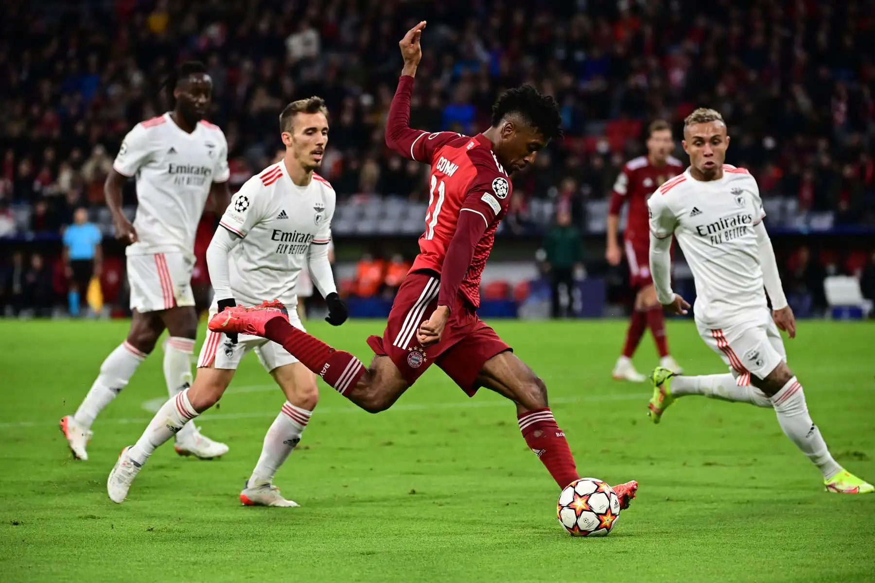 El delantero francés del Bayern Munich Kingsley Coman pasa el balón durante el partido de fútbol del grupo E de la Liga de Campeones de la UEFA Bayern Munich v Benfica Lisboa.
Foto: AFP