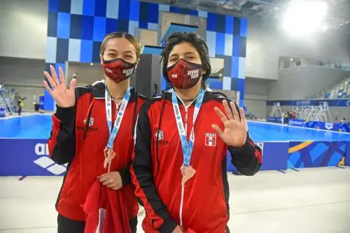 Giselle Guimet y Camila Cortez reciben la medalla de bronce tras lograr un buen puntaje en su clavado
