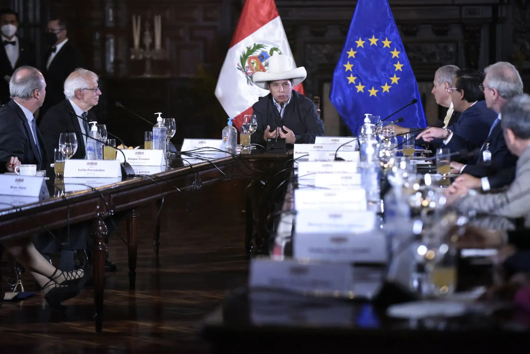 Presidente de la República, Pedro Castillo, acompañado del alto representante de la Unión Europea, Josep Borrell, sostuvo una reunión con los gobernadores Regionales de La Libertad, Cajamarca, San Martín y Ayacucho, en Palacio de Gobierno. Foto: ANDINA/Prensa Presidencia