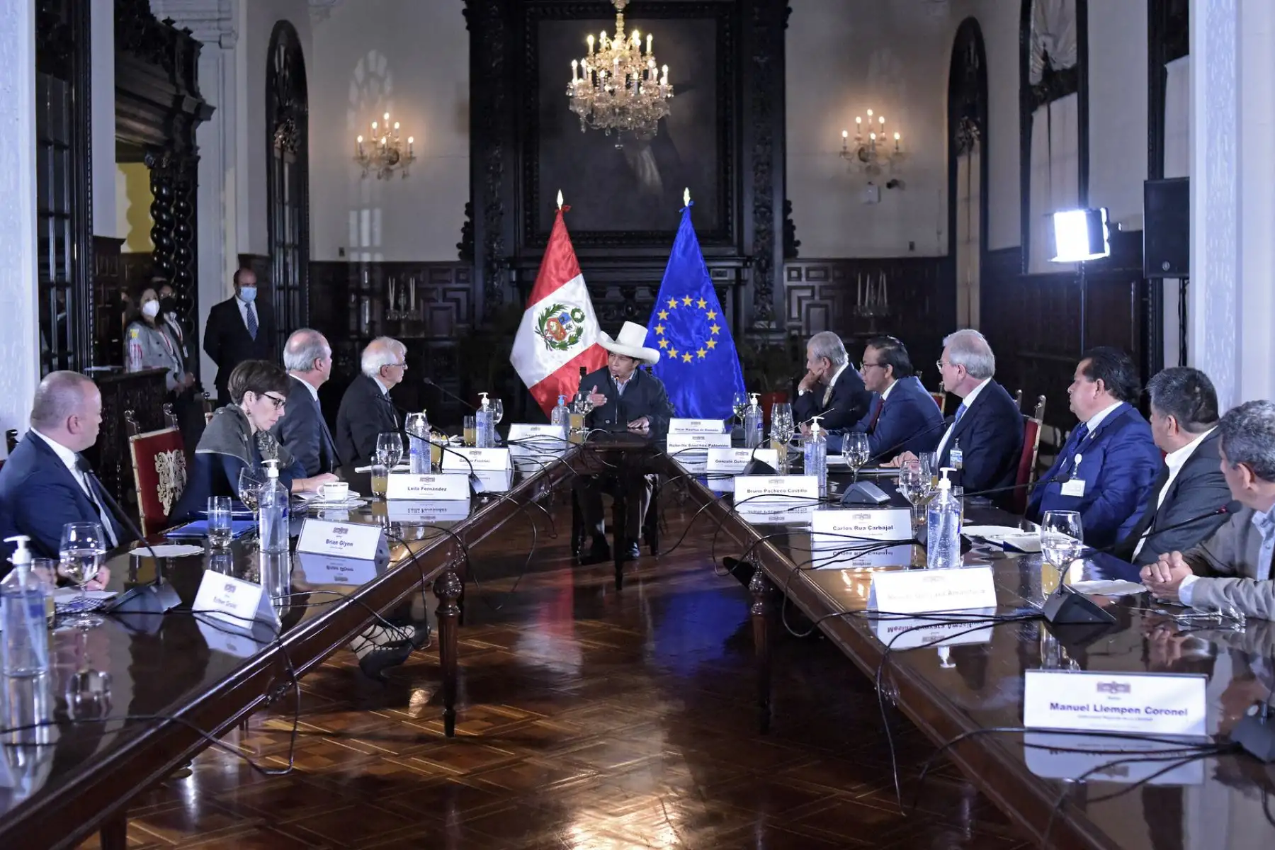 Presidente de la República, Pedro Castillo, acompañado del alto representante de la Unión Europea, Josep Borrell, sostuvo una reunión con los gobernadores Regionales de La Libertad, Cajamarca, San Martín y Ayacucho, en Palacio de Gobierno. Foto: ANDINA/Prensa Presidencia