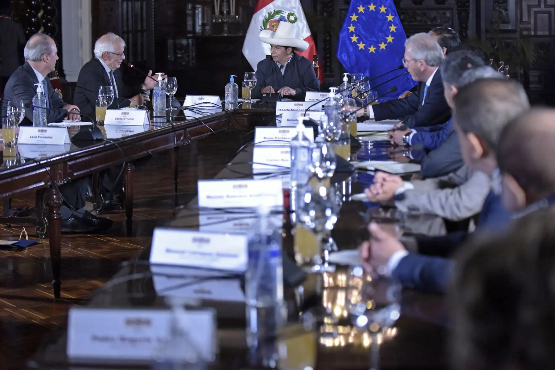 Presidente de la República, Pedro Castillo, acompañado del alto representante de la Unión Europea, Josep Borrell, sostuvo una reunión con los gobernadores Regionales de La Libertad, Cajamarca, San Martín y Ayacucho, en Palacio de Gobierno. Foto: ANDINA/Prensa Presidencia