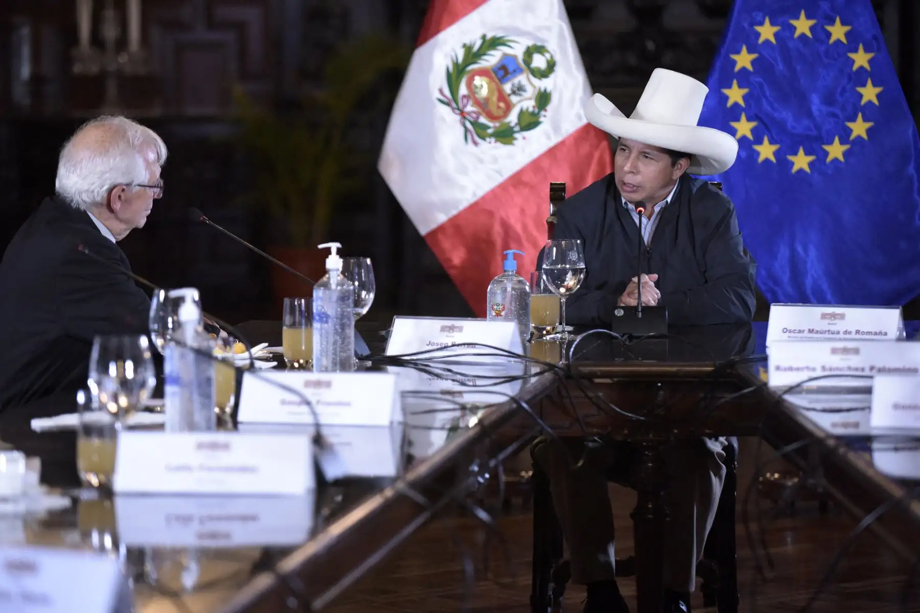 Presidente de la República, Pedro Castillo, acompañado del alto representante de la Unión Europea, Josep Borrell, sostuvo una reunión con los gobernadores Regionales de La Libertad, Cajamarca, San Martín y Ayacucho, en Palacio de Gobierno. Foto: ANDINA/Prensa Presidencia