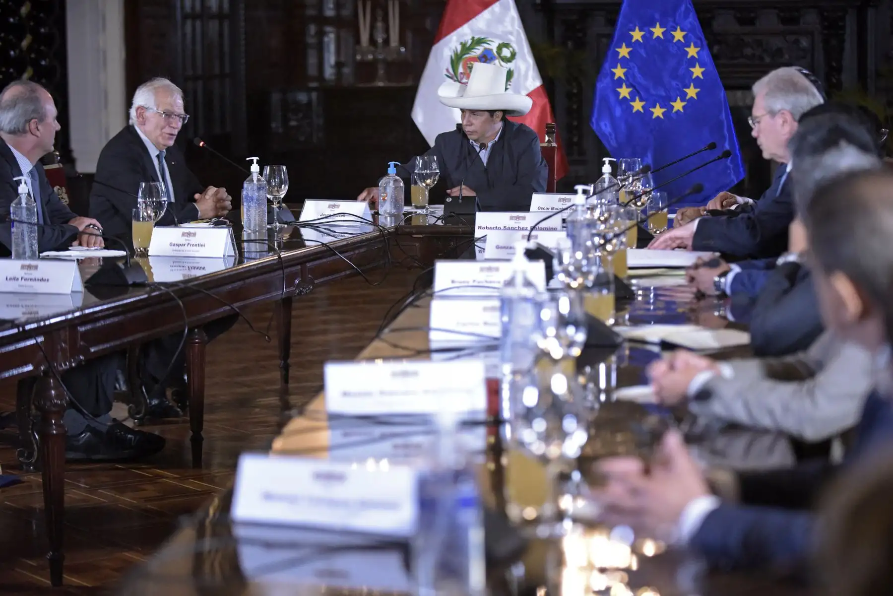 Presidente de la República, Pedro Castillo, acompañado del alto representante de la Unión Europea, Josep Borrell, sostuvo una reunión con los gobernadores Regionales de La Libertad, Cajamarca, San Martín y Ayacucho, en Palacio de Gobierno. Foto: ANDINA/Prensa Presidencia