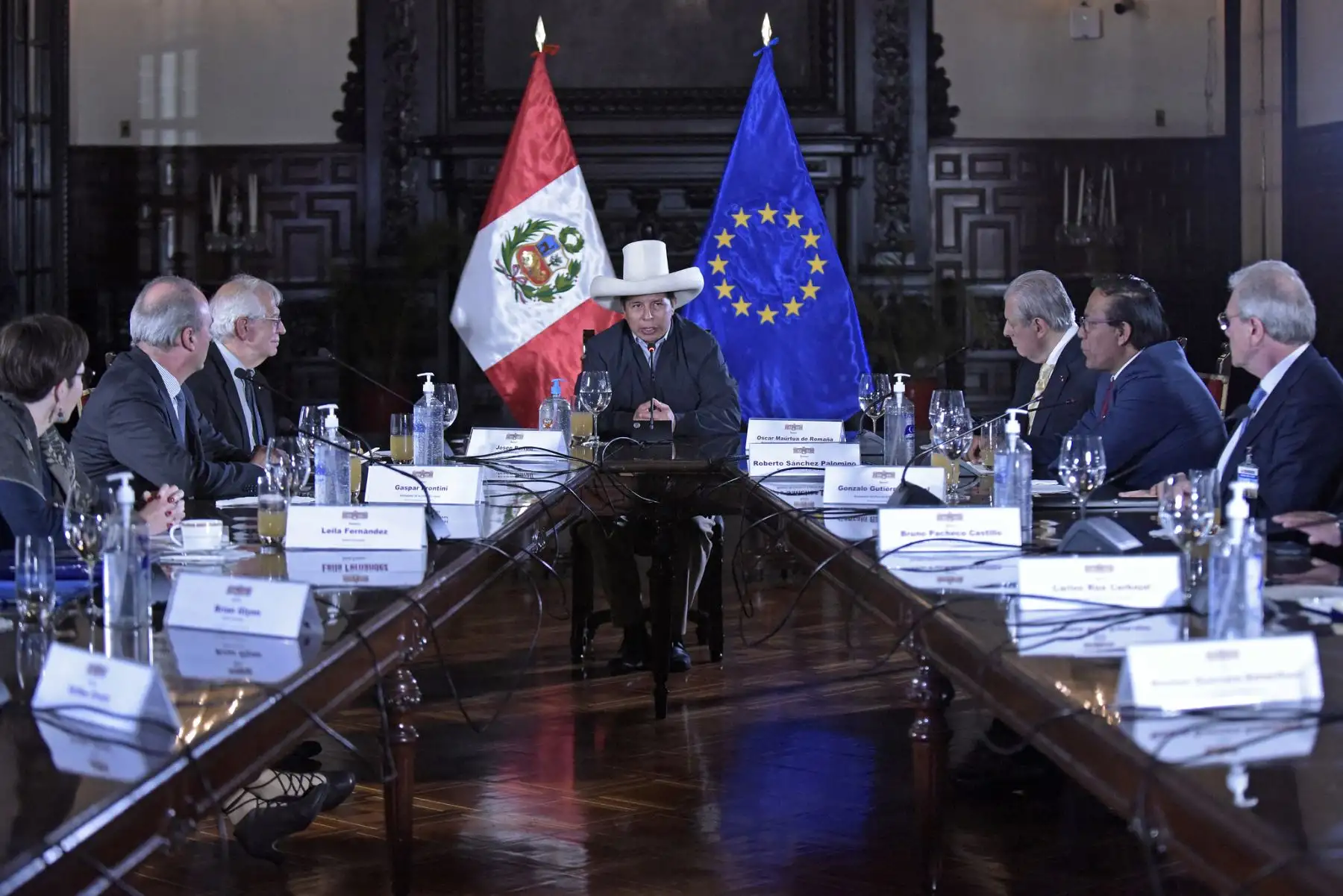 Presidente de la República, Pedro Castillo, acompañado del alto representante de la Unión Europea, Josep Borrell, sostuvo una reunión con los gobernadores Regionales de La Libertad, Cajamarca, San Martín y Ayacucho, en Palacio de Gobierno. Foto: ANDINA/Prensa Presidencia