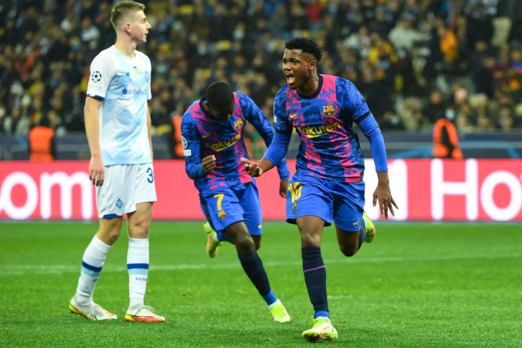 El centrocampista español del Barcelona Ansu Fati celebra tras marcar el gol de apertura durante el partido de fútbol de la Liga de Campeones de la UEFA entre el Dynamo de Kiev y el Barcelona.
Foto: AFP