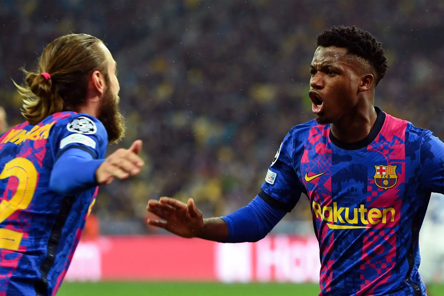 El centrocampista español del Barcelona Ansu Fati celebra tras marcar el gol de apertura durante el partido de fútbol de la Liga de Campeones de la UEFA entre el Dynamo de Kiev y el Barcelona.
Foto: AFP