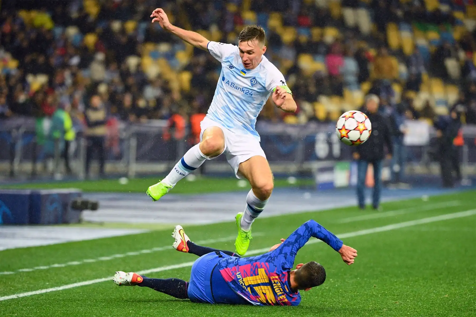 El centrocampista ucraniano del Dynamo Kiev Serhiy Sydorchuk y el defensa francés del Barcelona Clement Lenglet compiten por el balón durante el partido de fútbol de la Liga de Campeones de la UEFA entre el Dynamo de Kiev y el Barcelona.
Foto :AFP