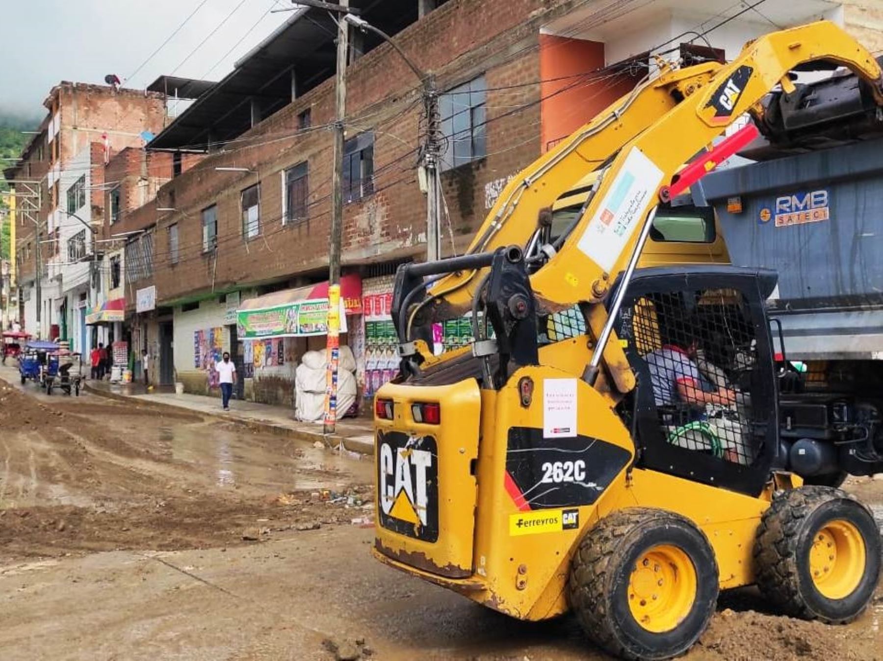 Brigadas ejecutan labores de limpieza de las calles de la ciudad de Jaén, en Cajamarca, afectada por lluvias intensas que interrumpieron el servicio de agua potable y la red de alcantarillado.