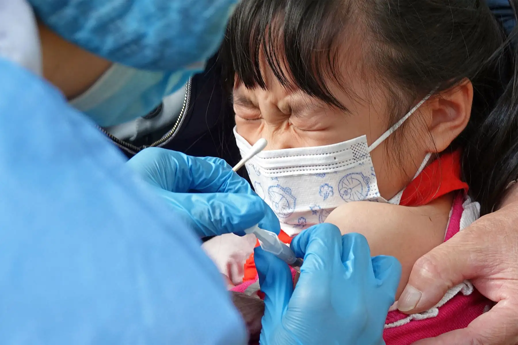 Un estudiante de primaria es vacunado contra el coronavirus covid-19 en Yantai, en la provincia oriental de Shandong.
Foto: AFP