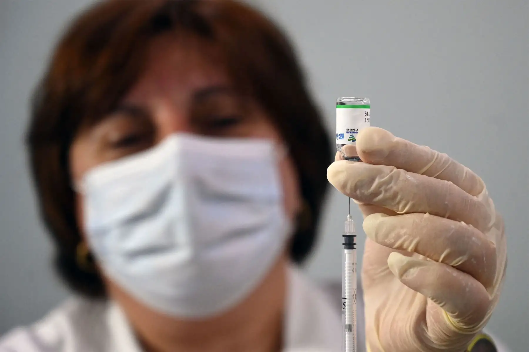 Un trabajador de la salud prepara una dosis de vacuna contra covid-19, en un centro de vacunación ubicado en un lunar comercial en Tbilisi, en Georgia.
Foto : AFP