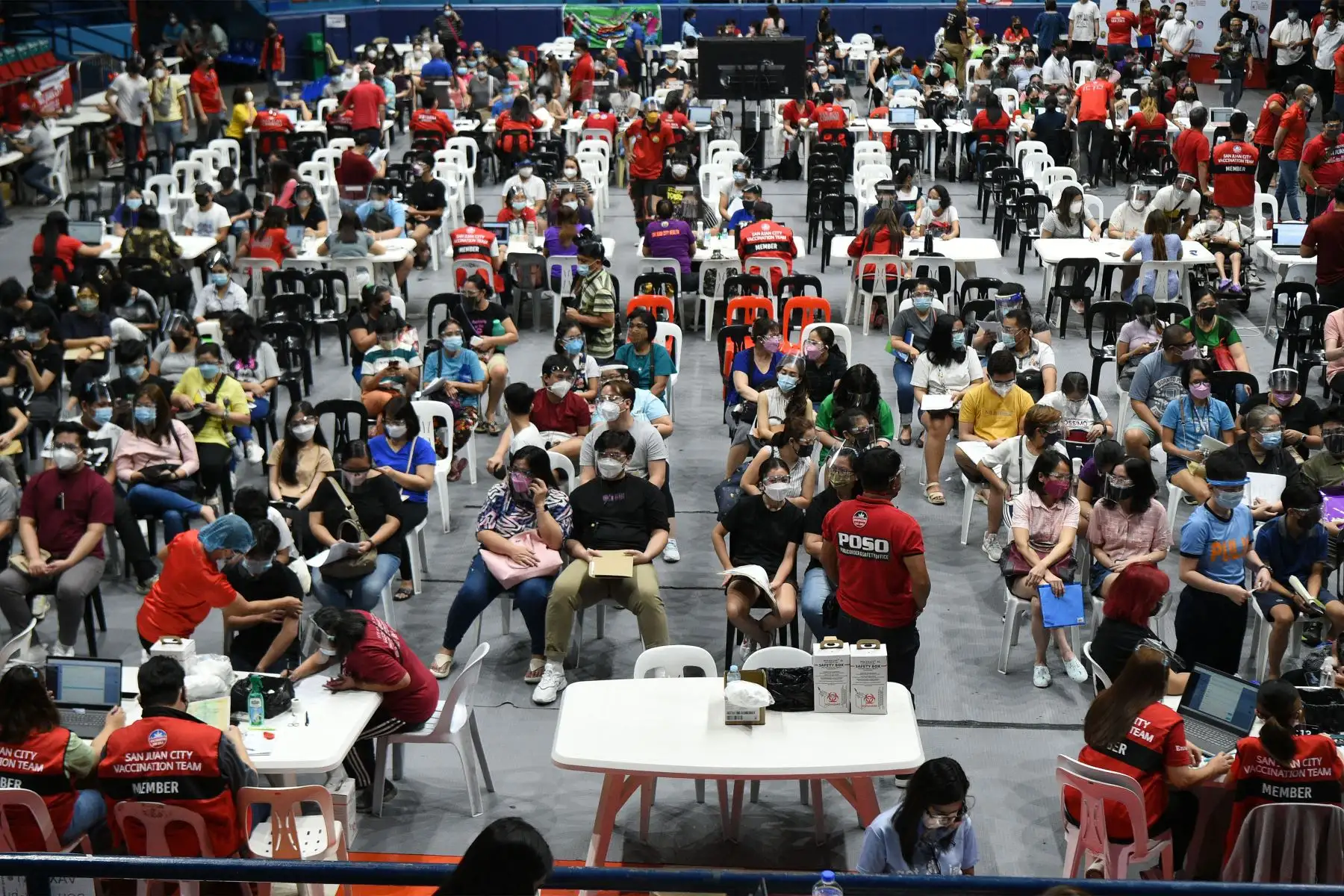 Adolescentes acompañados de padres esperan su turno para recibir la vacuna contra el coronavirus BioNtech-Pfizer covid-19 durante la inoculación de la población de 12 a 17 años en un estadio de la ciudad de San Juan, suburbano de Manila.
Foto : AFP
