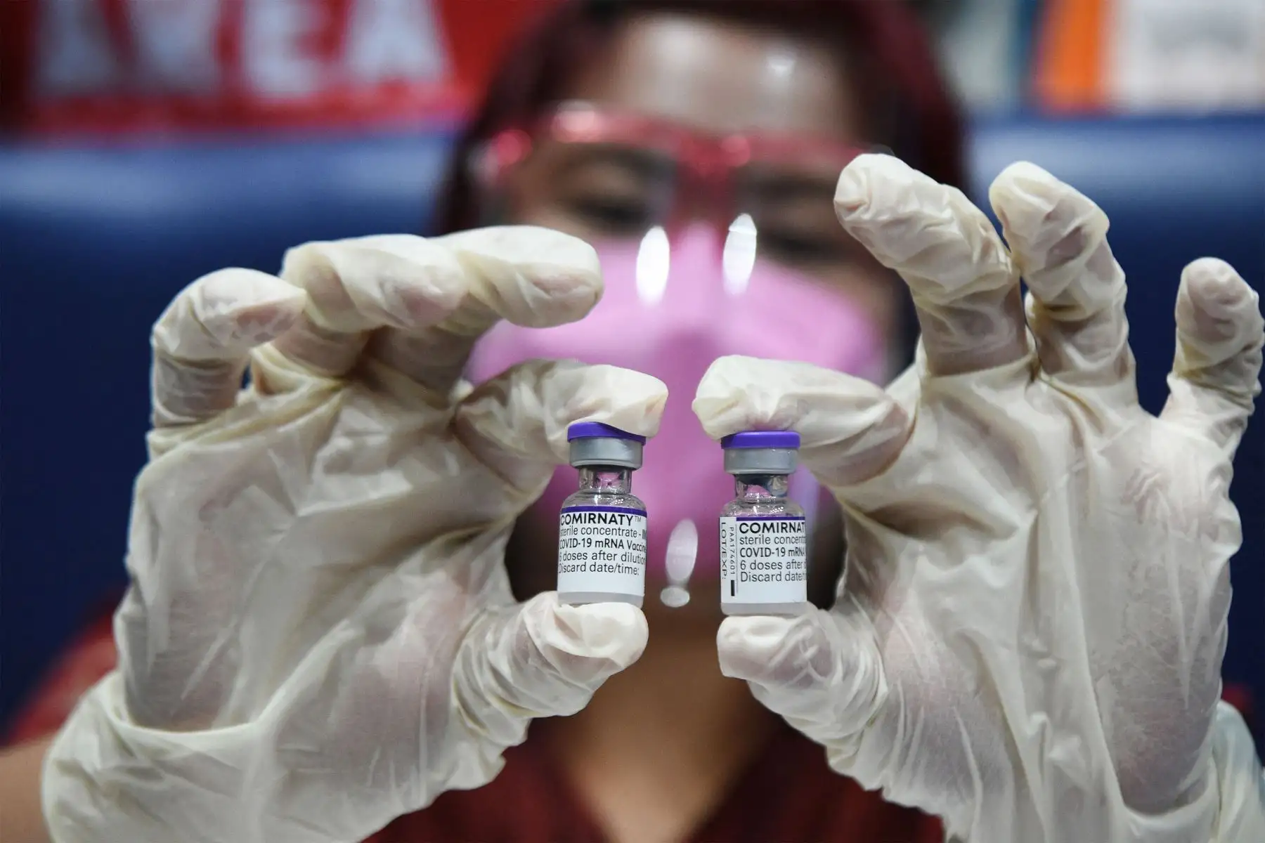 Un trabajador médico muestra frascos de la vacuna contra el coronavirus BioNtech-Pfizer covid-19 durante la inoculación de la población de 12 a 17 años en un estadio de la ciudad de San Juan, suburbano de Manila.
Foto : AFP