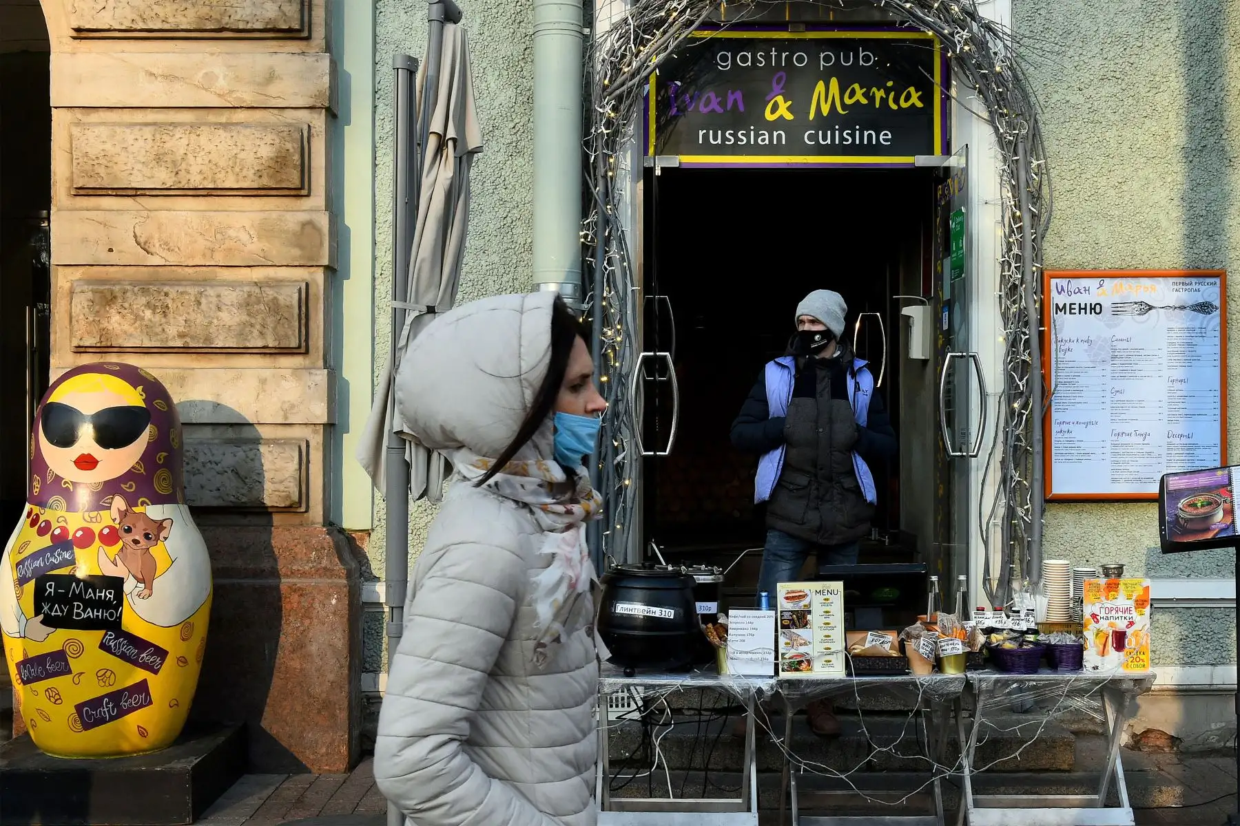 Una mujer camina junto a un café  en Nevsky Prospekt, en San Petersburgo. Las autoridades rusas dijeron el 1 de noviembre de 2021 que los médicos estaban bajo una tensión "extraordinaria" debido al aumento de casos de coronavirus en Europa. 
Foto : AFP