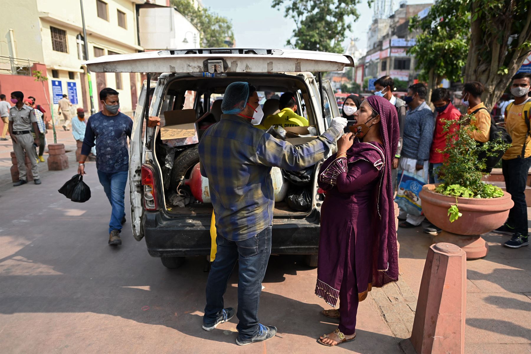 Un trabajador de la salud toma una muestra de hisopo de una mujer para realizar una prueba del coronavirus covid-19 durante una prueba aleatoria en un mercado en el casco antiguo de Delhi.
Foto : AFP