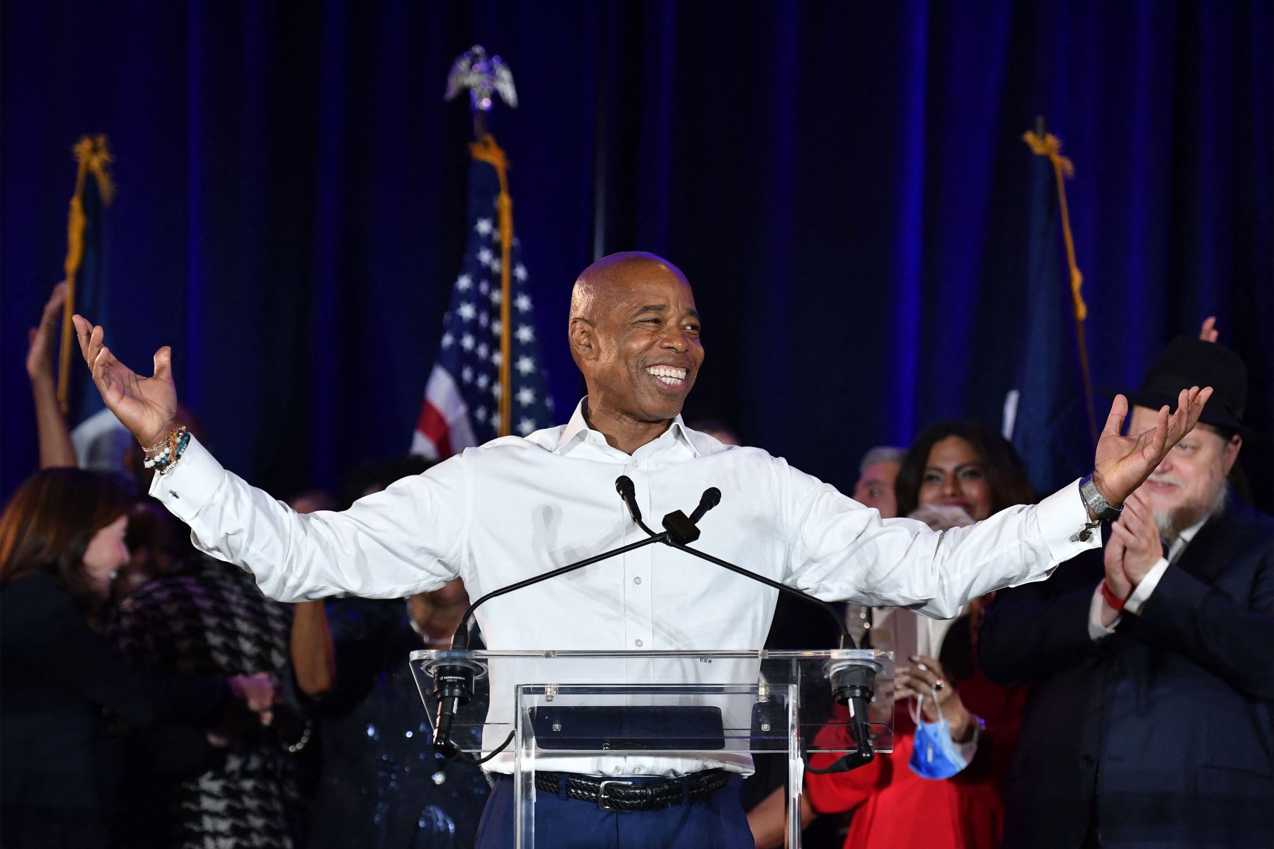 El alcalde electo demócrata de la ciudad de Nueva York, Eric Adams, hace un gesto a sus partidarios durante su fiesta de la noche de la victoria electoral de 2021 en el Brooklyn Marriott  en la ciudad de Nueva York.
Foto: AFP