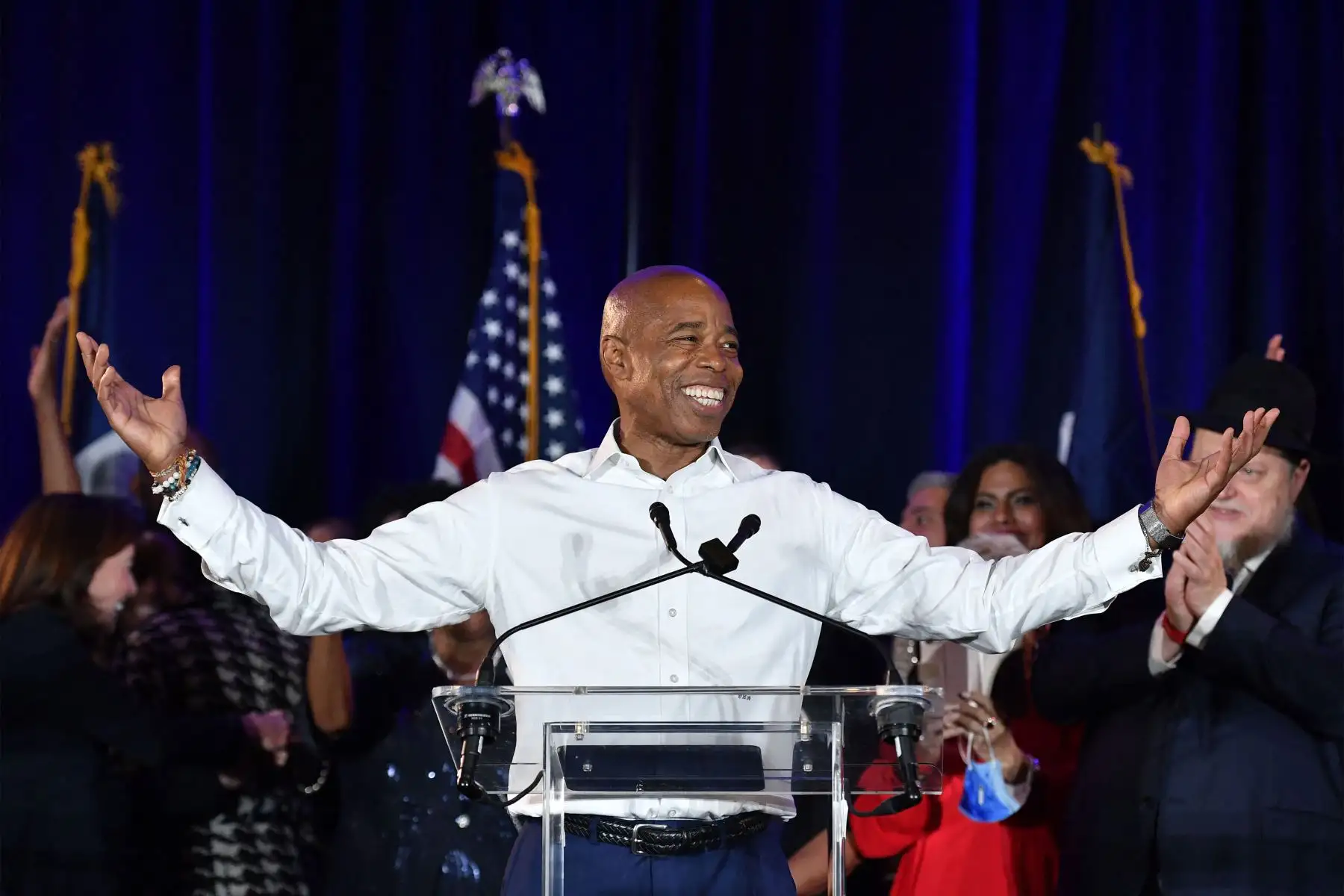 El alcalde electo demócrata de la ciudad de Nueva York, Eric Adams, hace un gesto a sus partidarios durante su fiesta de la noche de la victoria electoral de 2021 en el Brooklyn Marriott  en la ciudad de Nueva York.
Foto: AFP