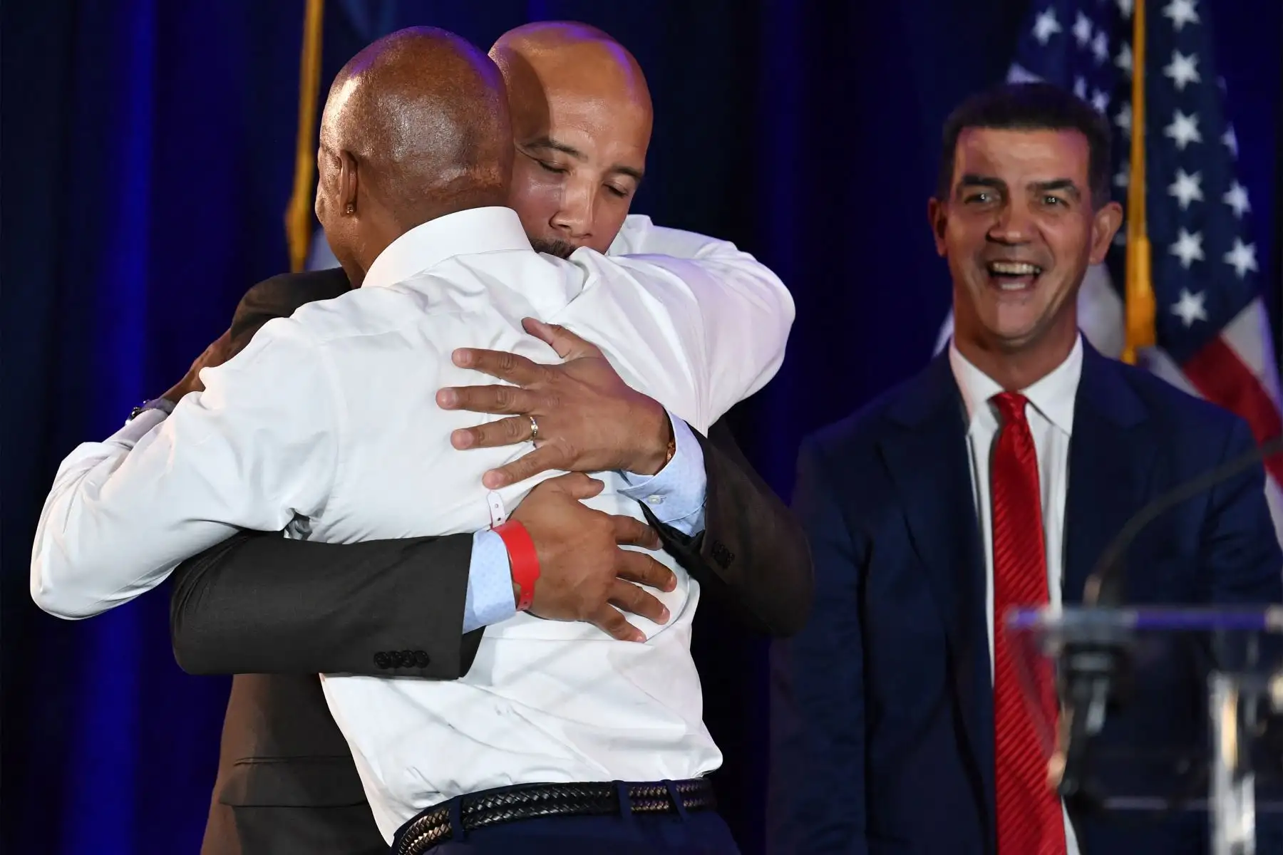 El alcalde electo demócrata de la ciudad de Nueva York, Eric Adams abraza a sus seguidores antes de hablar durante su fiesta de la noche de la victoria electoral en el Brooklyn Marriott en la ciudad de Nueva York.
Foto: AFP