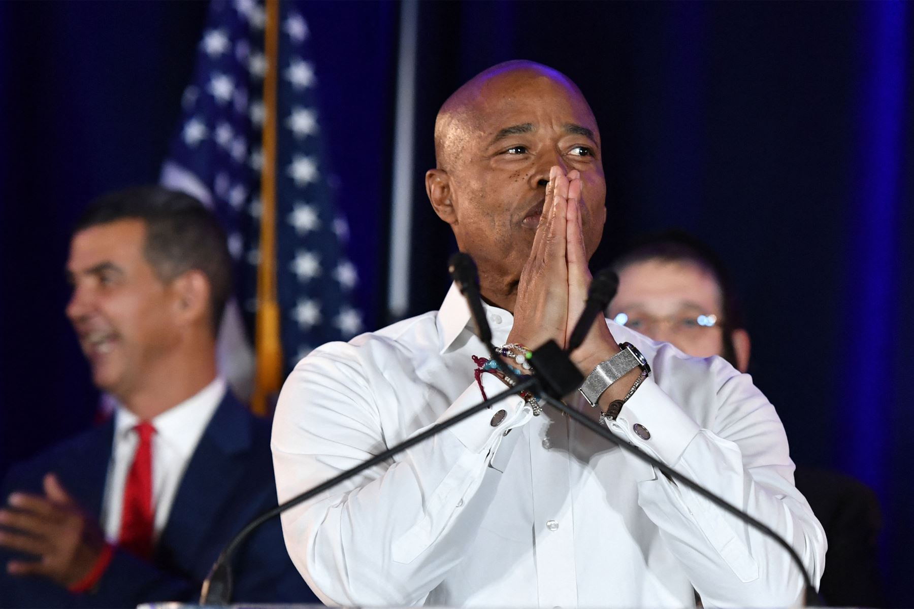 El alcalde electo demócrata de la ciudad de Nueva York, Eric Adams, hace un gesto a sus partidarios durante su fiesta de la noche de la victoria electoral, en el Brooklyn Marriott,  en la ciudad de Nueva York. 
Foto : AFP