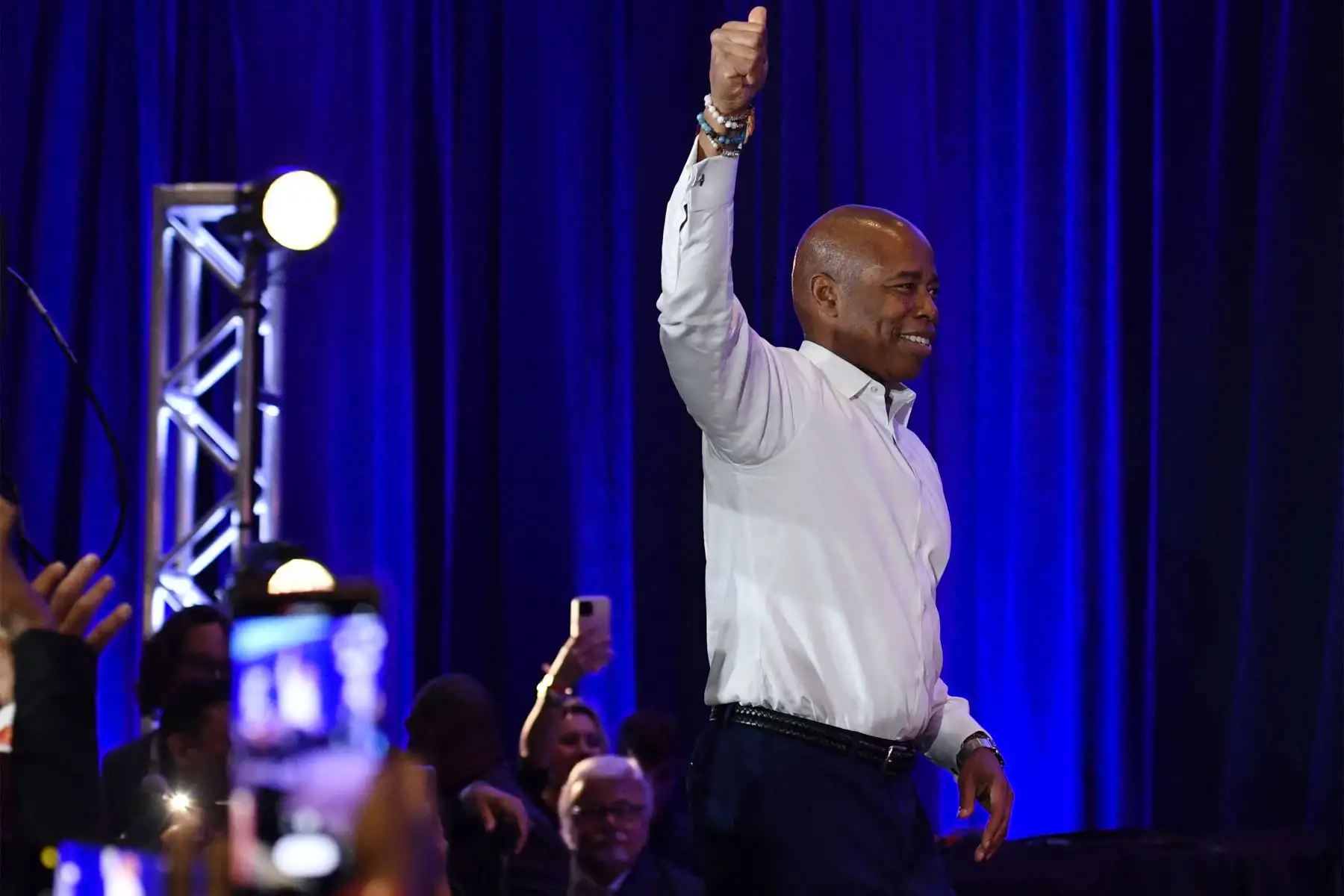 El alcalde electo demócrata de la ciudad de Nueva York, Eric Adams, habla con sus partidarios durante su fiesta de la noche de la victoria electoral de 2021 en el Brooklyn Marriott.
Foto: AFP