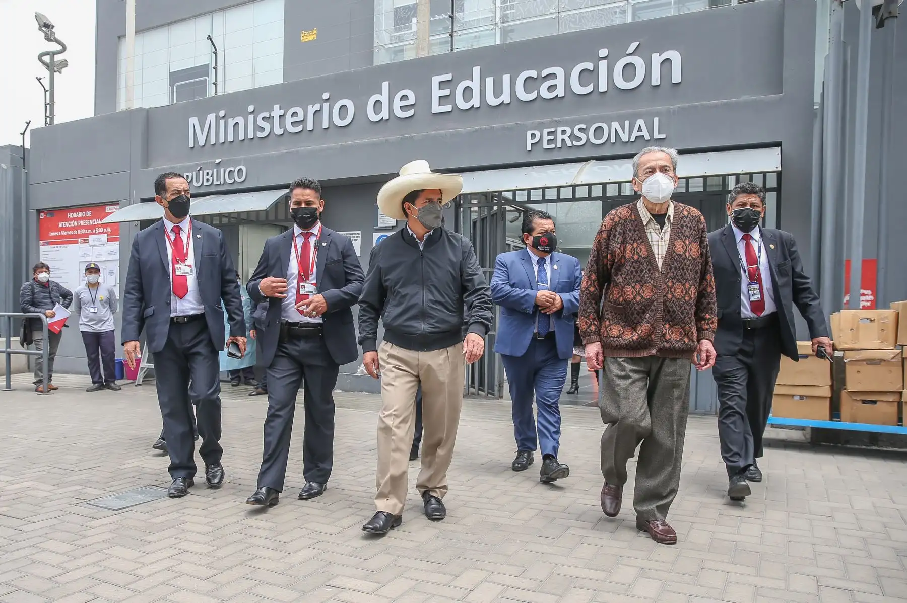 Presidente de la República, Pedro Castillo, sostuvo reunión con el ministro de Educación, Carlos Gallardo, en la sede del Minedu.
Foto: ANDINA/Prensa Presidencia