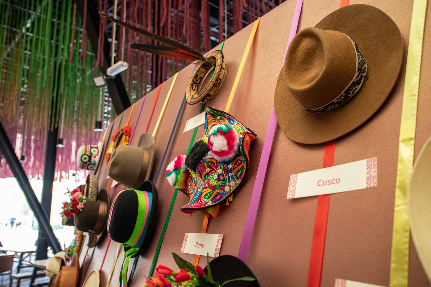 Sombreros en exposición en la Expo Dubái. Foto: cortesía Promperú.