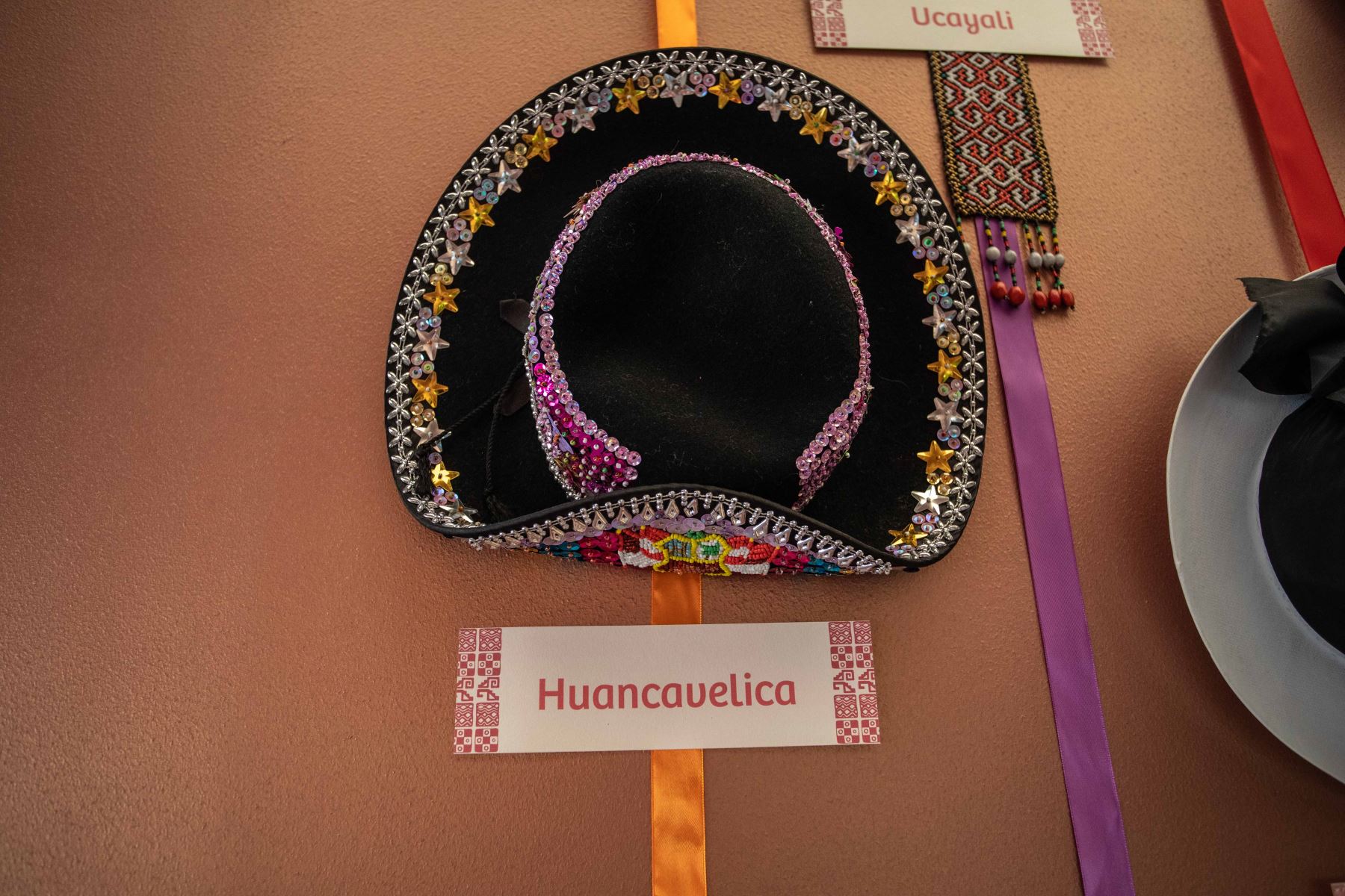 Sombreros en exposición en la Expo Dubái. Cortesía Promperú