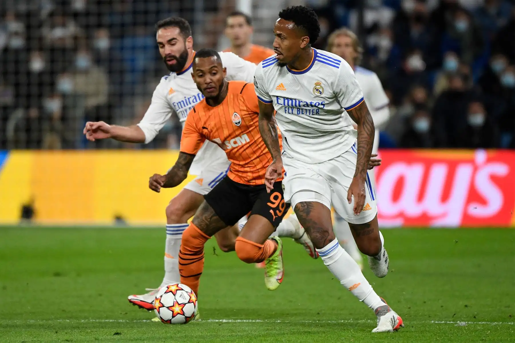 El delantero brasileño del Shakhtar Donetsk Fernando Dos Santos Pedro  lucha por el balón con el defensor brasileño del Real Madrid Eder Militao durante la primera ronda de la Liga de Campeones de la UEFA, partido de fútbol del grupo D entre el Real Madrid CF y el Shakhtar Donetsk.
Foto: AFP