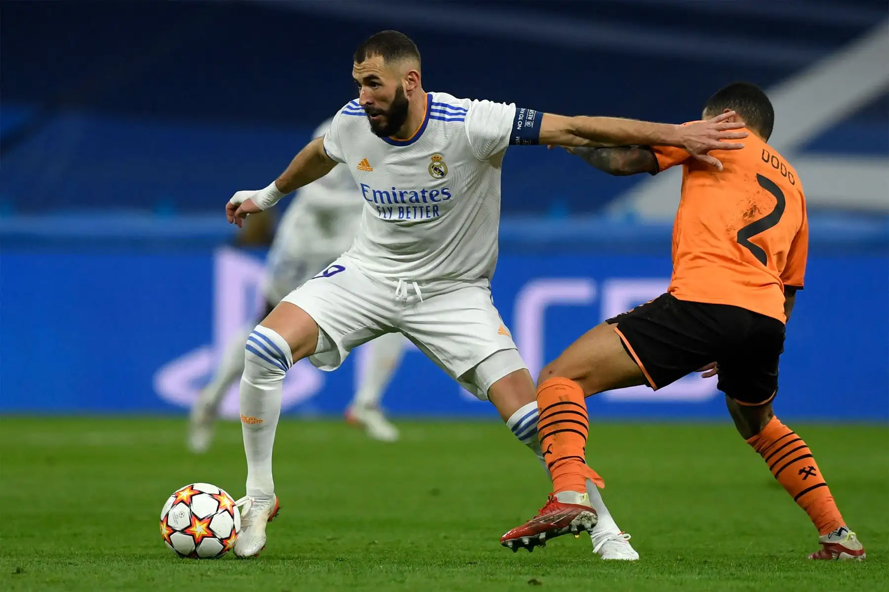 El delantero francés del Real Madrid Karim Benzema compite con el centrocampista brasileño del Shakhtar Donetsk Dodo durante la primera ronda de la Liga de Campeones de la UEFA, partido de fútbol del grupo D entre el Real Madrid CF y el Shakhtar Donetsk.
Foto: AFP