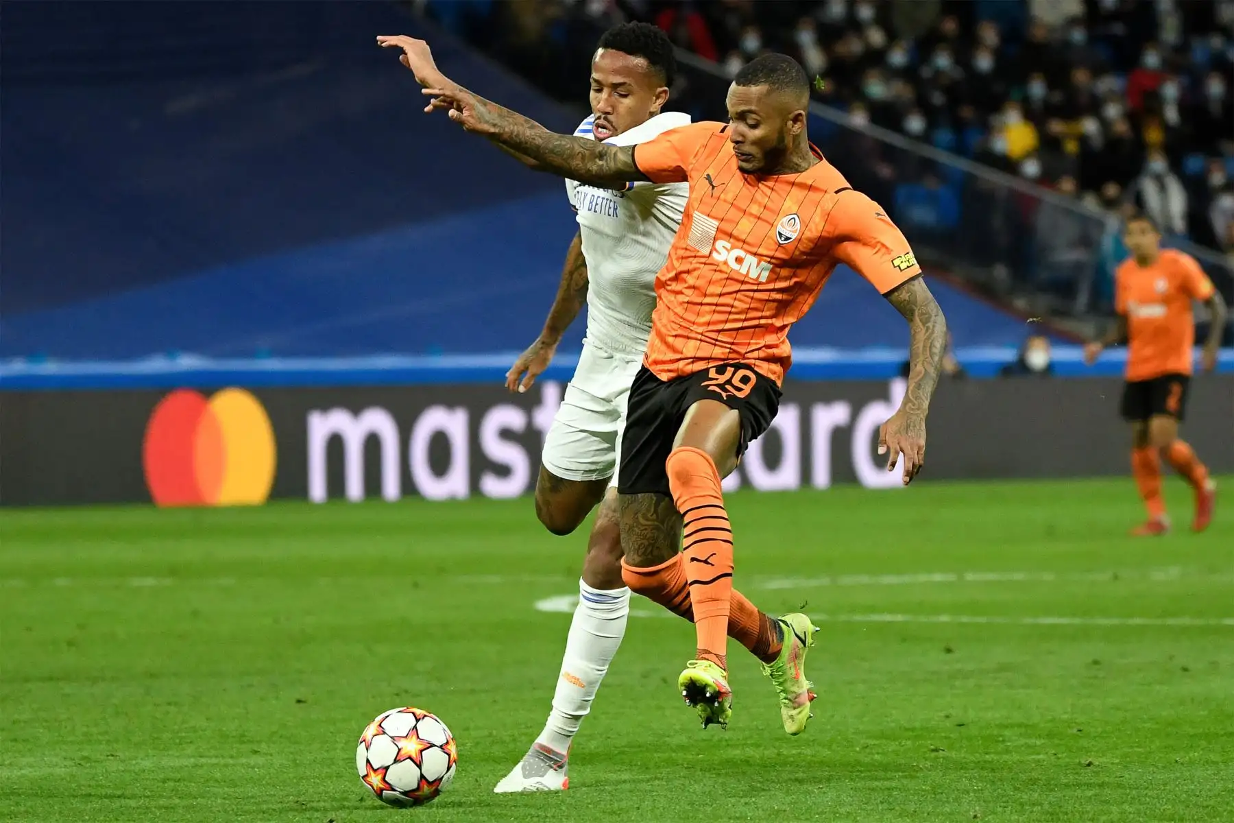 El defensor brasileño del Real Madrid Eder Militao lucha por el balón con el delantero brasileño del Shakhtar Donetsk, Fernando Dos Santos Pedro, durante la primera ronda de la Liga de Campeones de la UEFA, partido de fútbol del grupo D entre el Real Madrid CF y el Shakhtar Donetsk.
Foto: AFP
