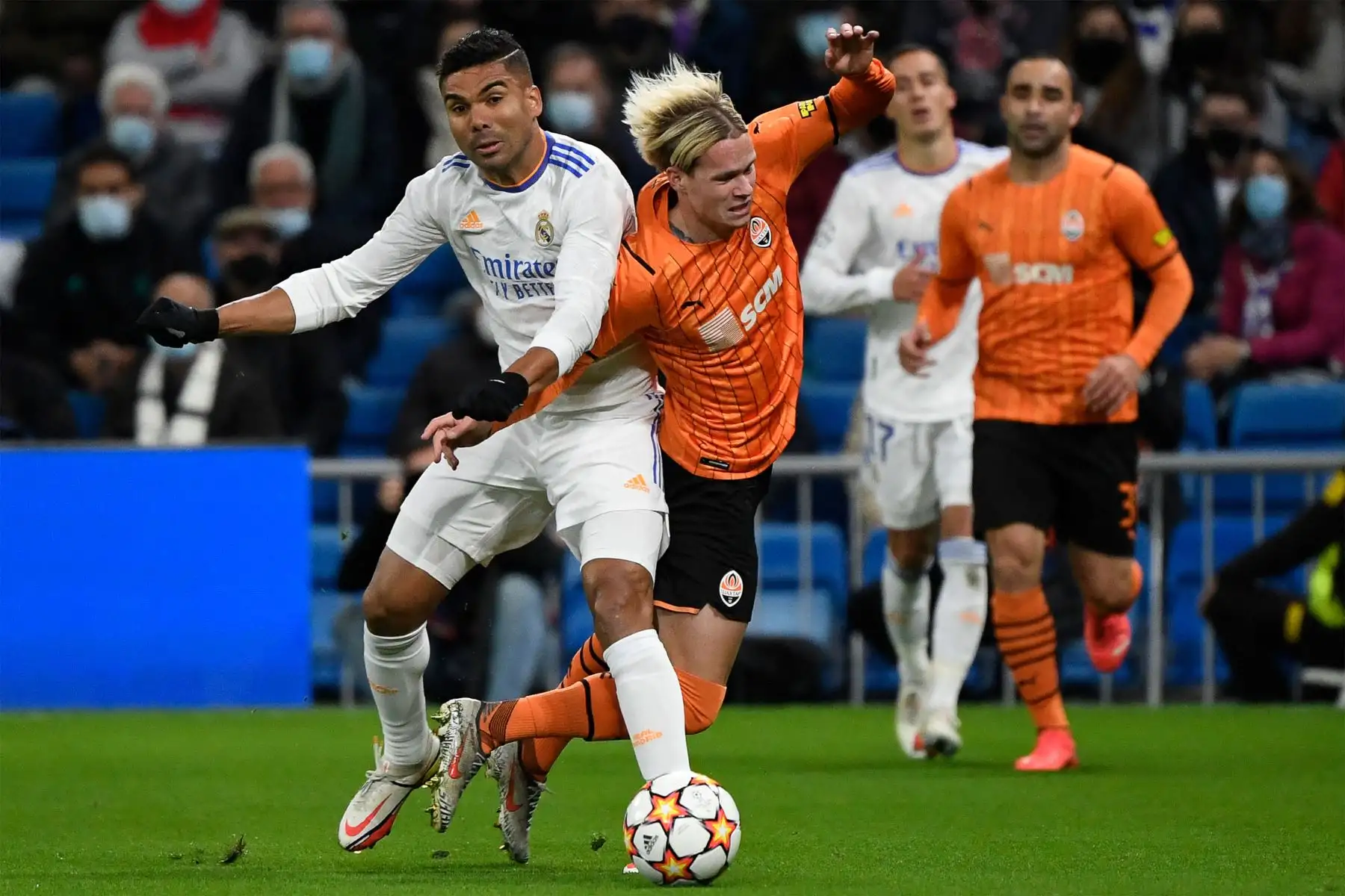 El centrocampista brasileño del Real Madrid Casemiro  lucha por el balón con el centrocampista ucraniano del Shakhtar Donetsk Mykhailo Mudryk durante la primera ronda de la Liga de Campeones de la UEFA, partido de fútbol del grupo D entre el Real Madrid CF y el Shakhtar Donetsk.
Foto: AFP