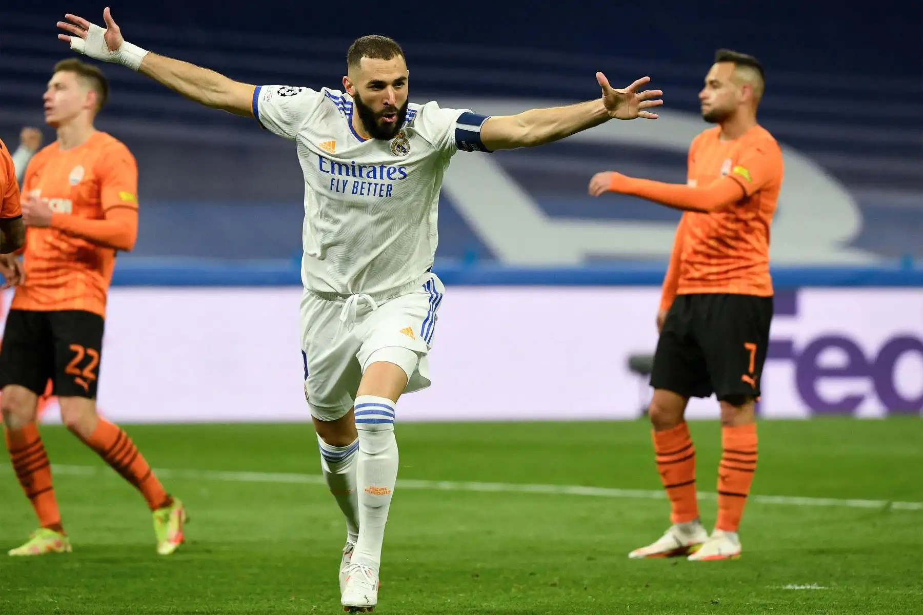 El delantero francés del Real Madrid Karim Benzema celebra tras anotar el segundo gol de su equipo durante la primera ronda de la Liga de Campeones de la UEFA, partido de fútbol del grupo D entre el Real Madrid CF y el Shakhtar Donetsk.
Foto: AFP