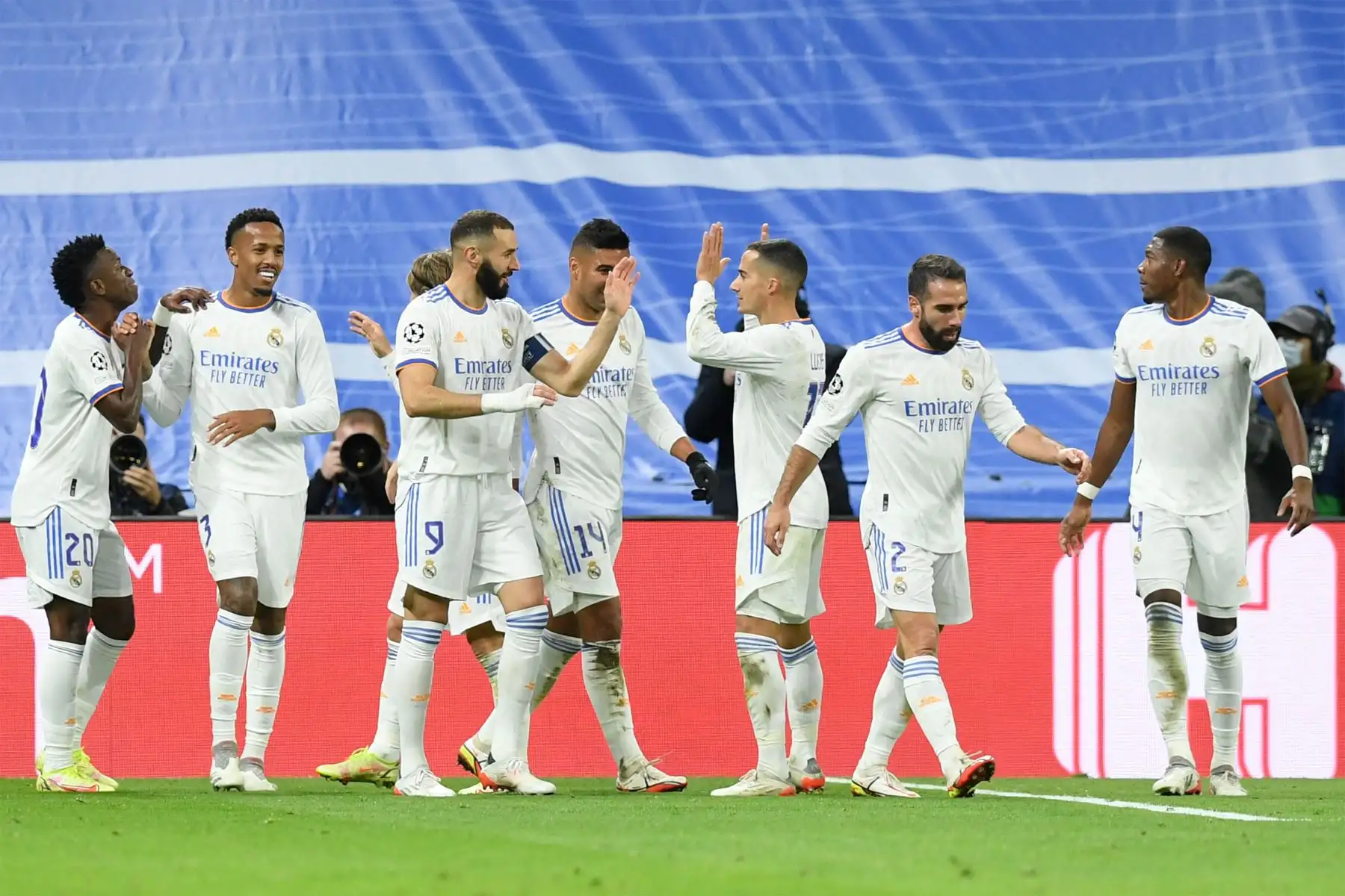 El delantero francés del Real Madrid Karim Benzema  celebra con sus compañeros tras marcar el segundo gol de su equipo durante el partido de fútbol del grupo D de la primera ronda de la Liga de Campeones de la UEFA entre el Real Madrid CF y el Shakhtar Donetsk.
Foto: AFP