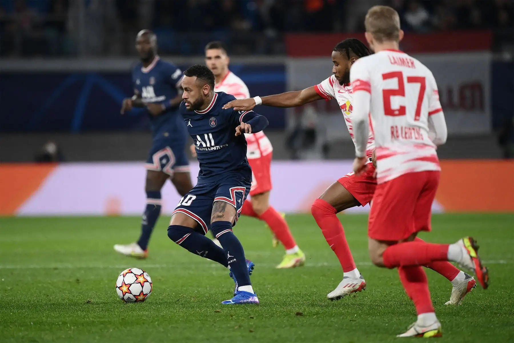 El delantero brasileño del Paris Saint-Germain, Neymar , y el centrocampista francés de Leipzig, Christopher Nkunku, disputan el balón durante la Liga de Campeones de la UEFA, Grupo A, partido de fútbol RB Leipzig v Paris Saint-Germain en Leipzip.
Foto: AFP