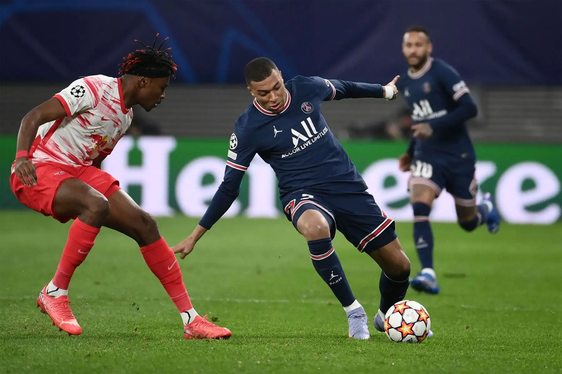 El delantero francés del Paris Saint-Germain, Kylian Mbappé , y el defensor francés del Leipzig, Mohamed Simakan, compiten por el balón durante la Liga de Campeones de la UEFA, Grupo A, partido de fútbol RB Leipzig v Paris Saint-Germain en Leipzig.
Foto: AFP
