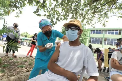 El Ministerio de Salud precisó en su reporte diario que la aplicación de la segunda dosis representa un avance del 56 % de la población objetivo. Foto: ANDINA/Minsa.