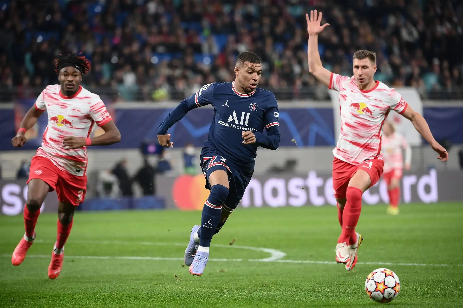 El delantero francés del Paris Saint-Germain Kylian Mbappé  corre por el balón delante del defensor francés de Leipzig Mohamed Simakan y el defensor húngaro de Leipzig Willi Orban durante la Liga de Campeones de la UEFA, Grupo A, partido de fútbol RB Leipzig v Paris Saint-Germain.
Foto: AFP