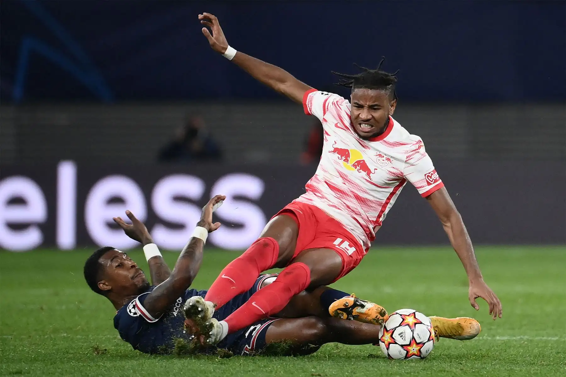 El defensor francés del Paris Saint-Germain, Presnel Kimpembe  y el centrocampista francés del Leipzig, Christopher Nkunku, terminan en el suelo durante la Liga de Campeones de la UEFA, Grupo A, partido de fútbol RB Leipzig v Paris Saint-Germain en Leipzig.
Foto: AFP