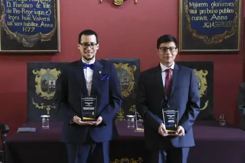Enrique Sánchez, biólogo de la Universidad San Marcos y Ricardo Medina, estudiante de Medicina Humana de la Universidad Privada Antenor Orrego, recibieron diploma e incentivos económicos para su crecimiento profesional en temas de políticas públicas. ANDINA/ UNMSM