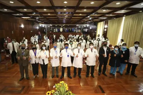 Personal del Hospital Edgardo Rebagliatti conmemora el 63 aniversario de su institución con recursos humanos que siguen luchando contra la covid-19. Foto: ANDINA/ EsSalud.