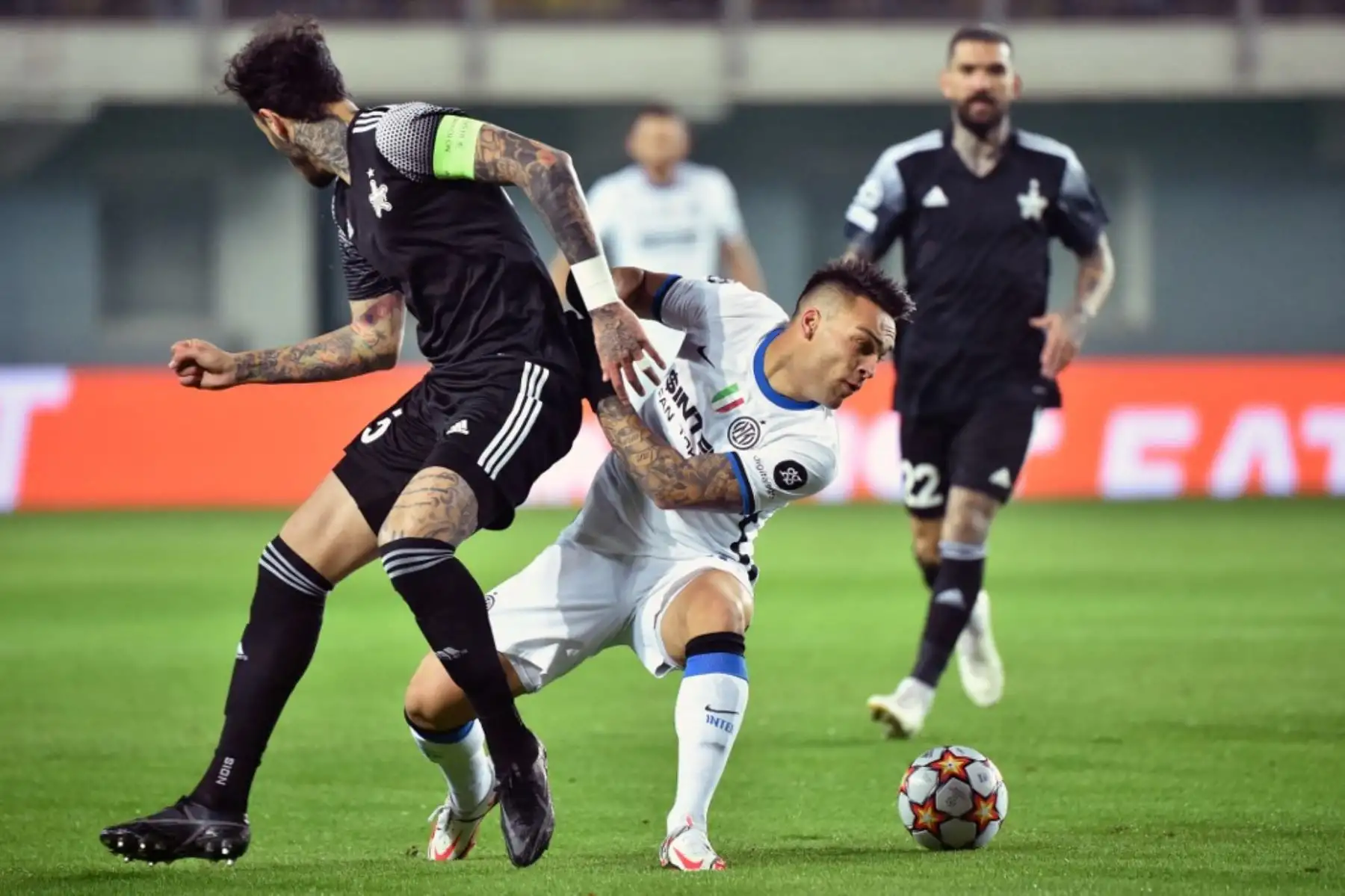 El defensor peruano del alguacil Gustavo Dulanto y el delantero argentino del Inter de Milán Lautaro Martínez compiten por el balón durante el partido de fútbol del grupo D de la Liga de Campeones de la UEFA entre el Sheriff y el Inter de Milán en el Sheriff Stadium de Tiraspol el 3 de noviembre de 2021. Foto: AFP