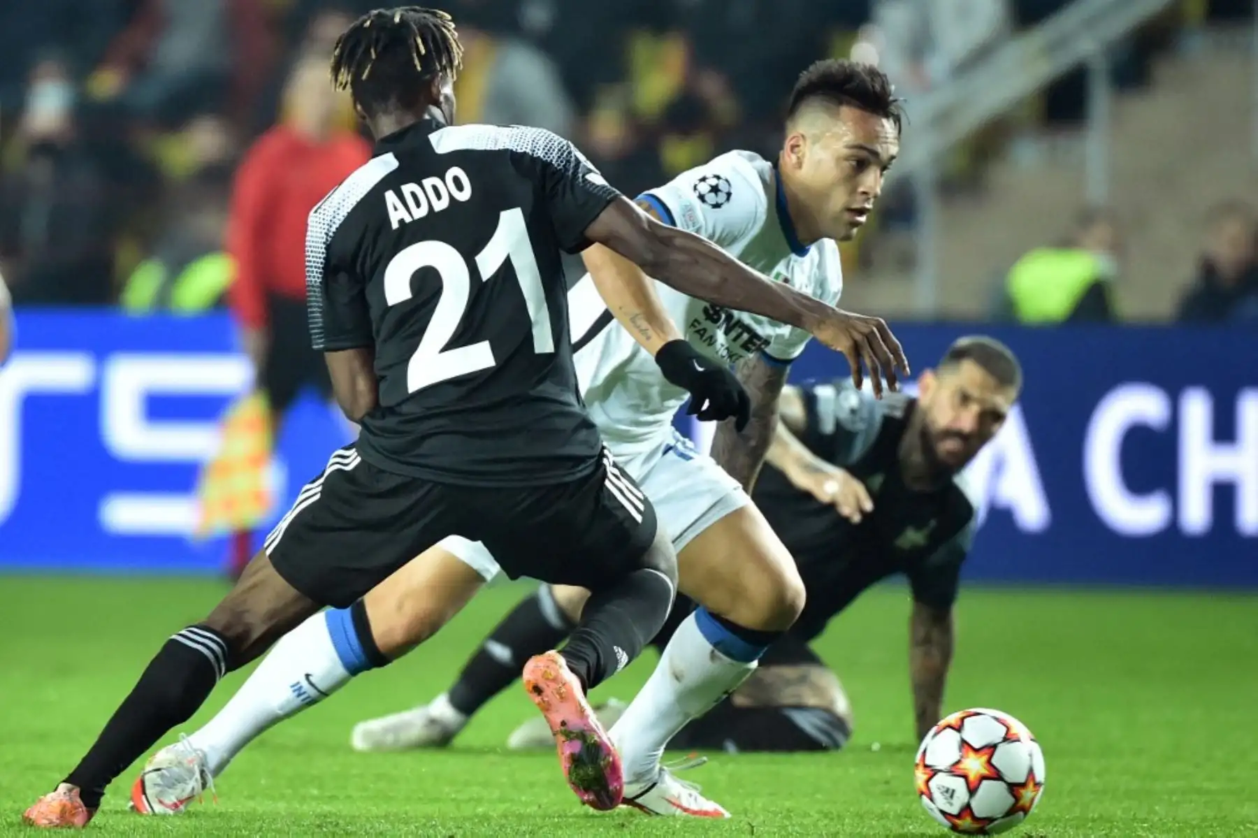 El mediocampista ghanés del Sheriff Edmund Addo y el delantero argentino del Inter de Milán Lautaro Martínez compiten por el balón durante el partido de fútbol del grupo D de la Liga de Campeones de la UEFA entre el Sheriff y el Inter de Milán en el Sheriff Stadium de Tiraspol el 3 de noviembre de 2021. Foto: AFP