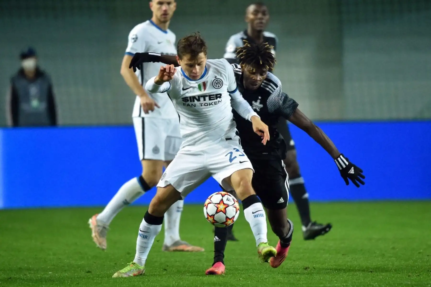 El mediocampista italiano del Inter de Milán Nicolo Barella y el mediocampista ghanés del Sheriff Edmund Addo compiten por el balón durante el partido de fútbol del grupo D de la Liga de Campeones de la UEFA entre el Sheriff y el Inter de Milán en el Sheriff Stadium de Tiraspol el 3 de noviembre de 2021. Foto: AFP