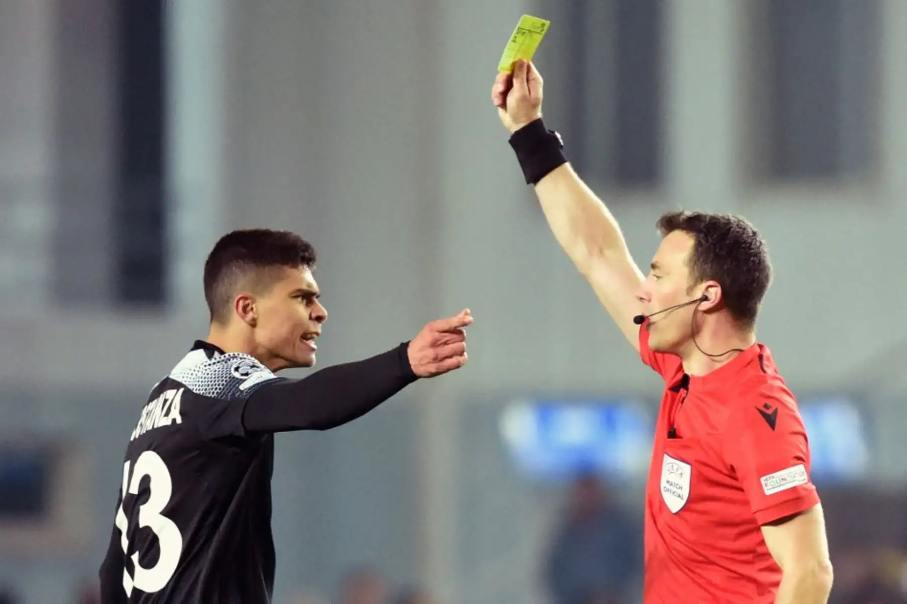 El defensor italiano del Sheriff Fernando Costanza Peixoto recibe una tarjeta amarilla durante el partido de fútbol del grupo D de la Liga de Campeones de la UEFA entre el Sheriff y el Inter de Milán en el Sheriff Stadium de Tiraspol el 3 de noviembre de 2021. Foto: AFP