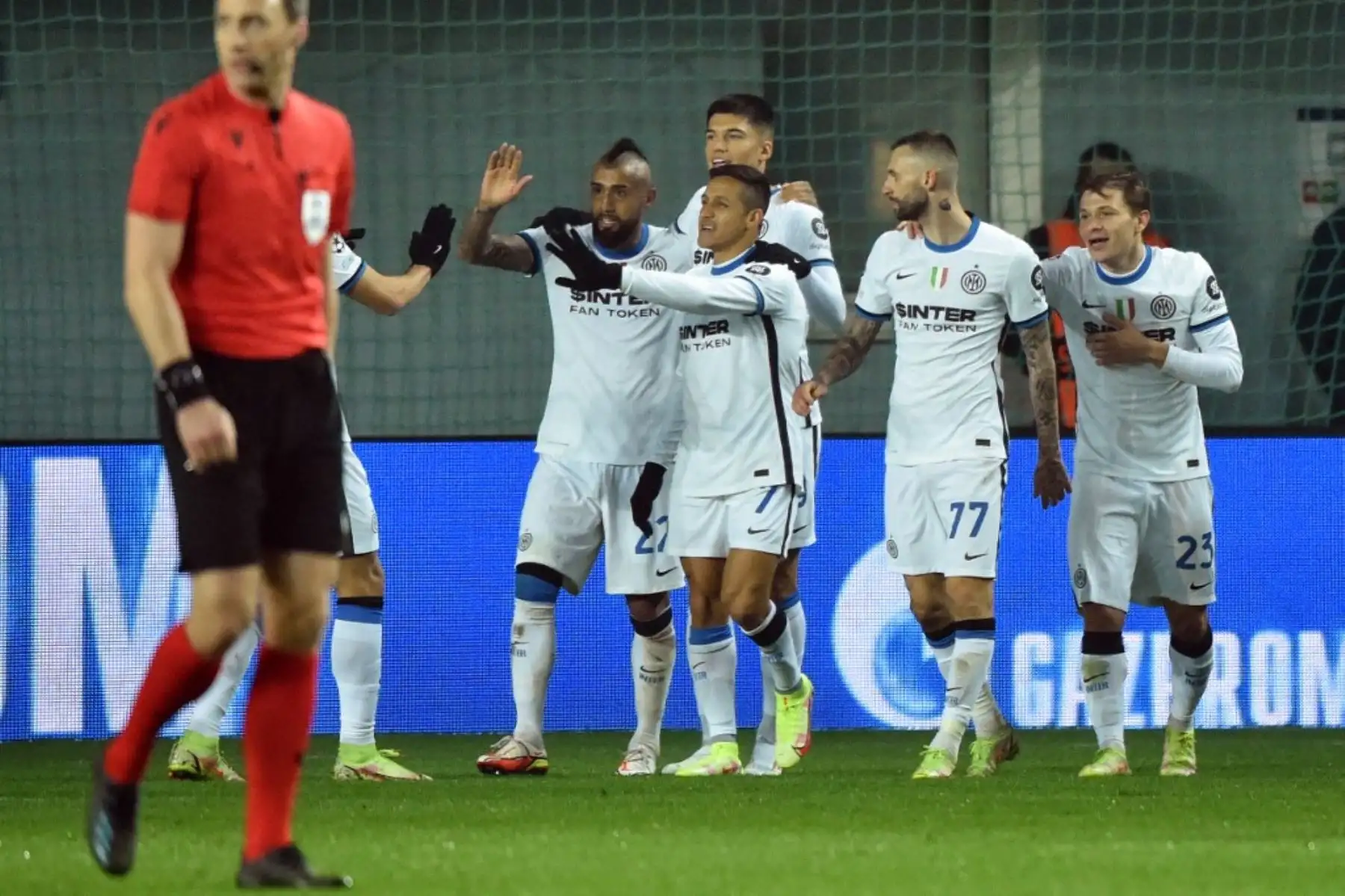 El delantero chileno del Inter de Milán Alexis Sánchez (C) celebra con sus compañeros de equipo después de anotar el tercer gol del equipo durante el partido de fútbol del grupo D de la Liga de Campeones de la UEFA entre el Sheriff y el Inter de Milán en el Sheriff Stadium de Tiraspol el 3 de noviembre de 2021. Foto: AFP