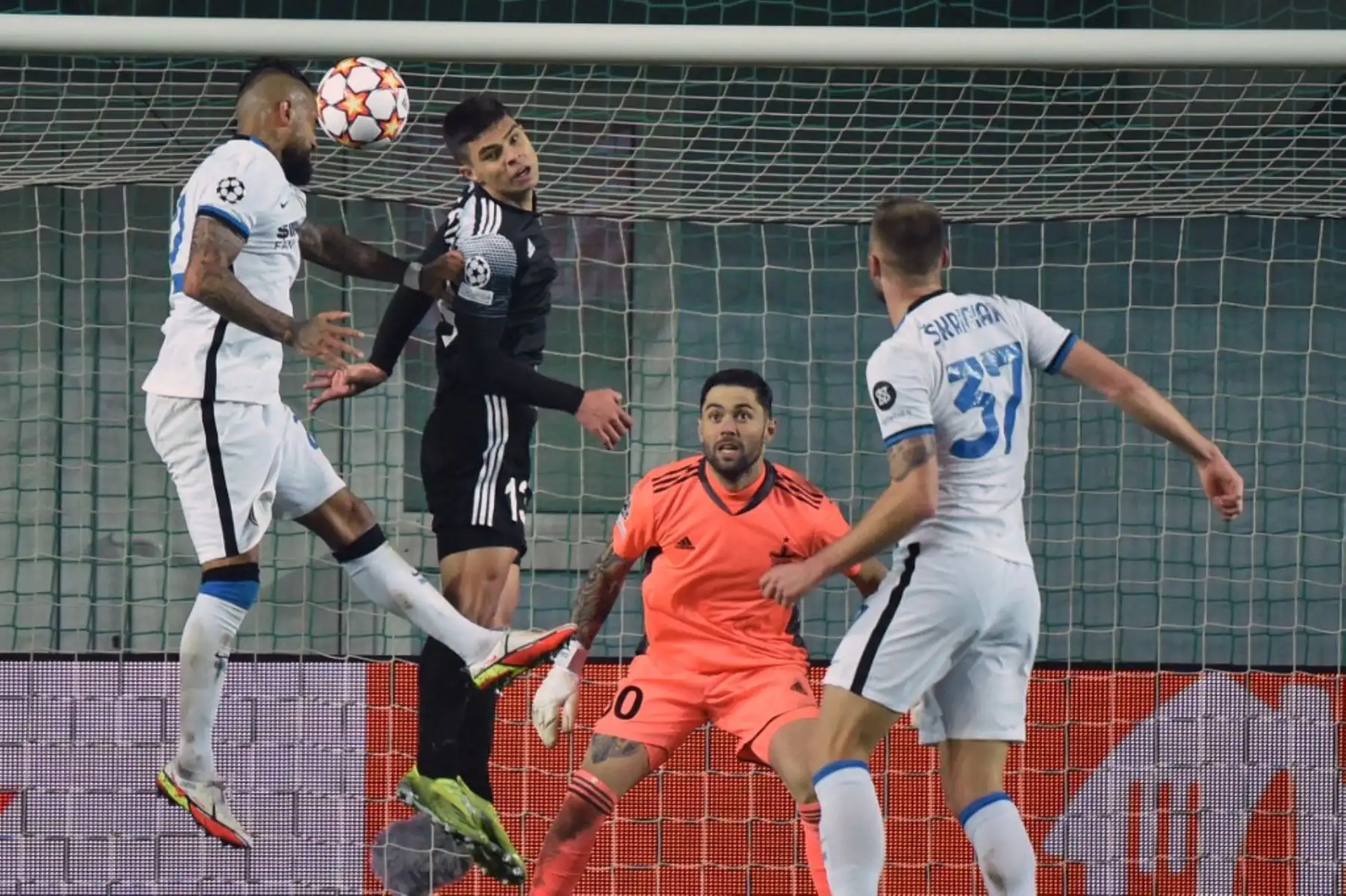 El mediocampista chileno del Inter de Milán Arturo Vidal intenta un disparo a puerta durante el partido de fútbol del grupo D de la Liga de Campeones de la UEFA entre el Sheriff y el Inter de Milán en el Sheriff Stadium de Tiraspol el 3 de noviembre de 2021. Foto: AFP