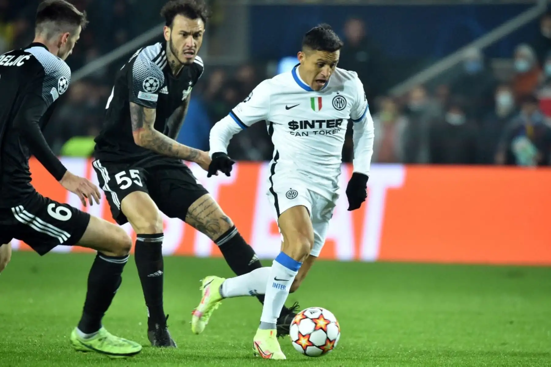 El delantero chileno del Inter de Milán Alexis Sánchez en acción junto al peruano Gustavo Dulanto durante el partido de fútbol del grupo D de la Liga de Campeones de la UEFA entre el Sheriff y el Inter de Milán en el Sheriff Stadium de Tiraspol el 3 de noviembre de 2021. Foto: AFP