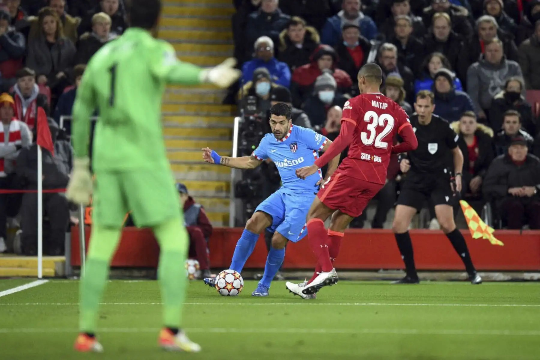 El defensa camerunés del Liverpool, Joel Matip (derecha), se acerca al delantero uruguayo del Atlético de Madrid Luis Suárez durante el partido de fútbol del grupo B de la Liga de Campeones de la UEFA entre el Liverpool y el Atlético de Madrid en Anfield en Liverpool, noroeste de Inglaterra, el 3 de noviembre de 2021. Foto: AFP
