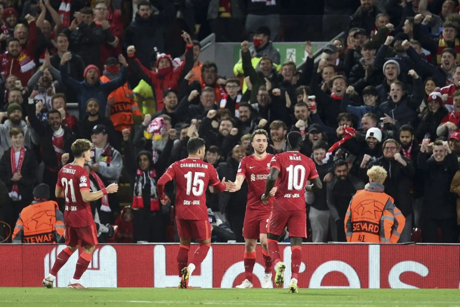 El delantero portugués del Liverpool, Diogo Jota (2R), celebra el gol del primer gol de su equipo durante el partido de fútbol del grupo B de la Liga de Campeones de la UEFA entre el Liverpool y el Atlético de Madrid en Anfield en Liverpool, noroeste de Inglaterra, el 3 de noviembre de 2021. Foto: AFP